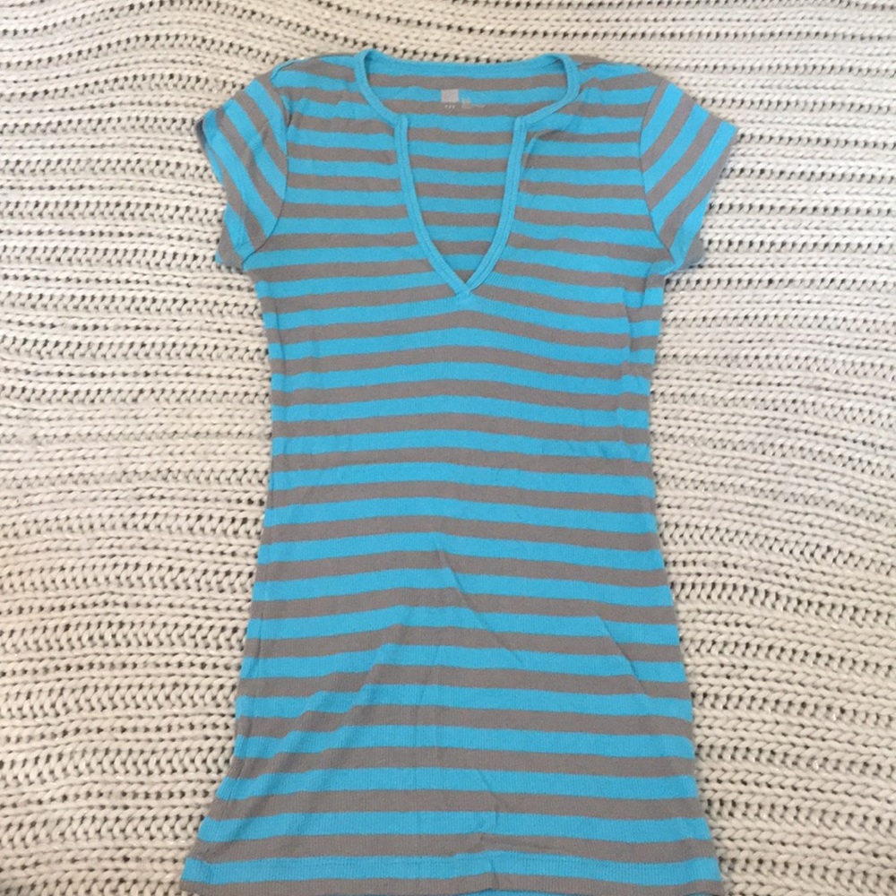 Gap striped blue gray v neck shirt